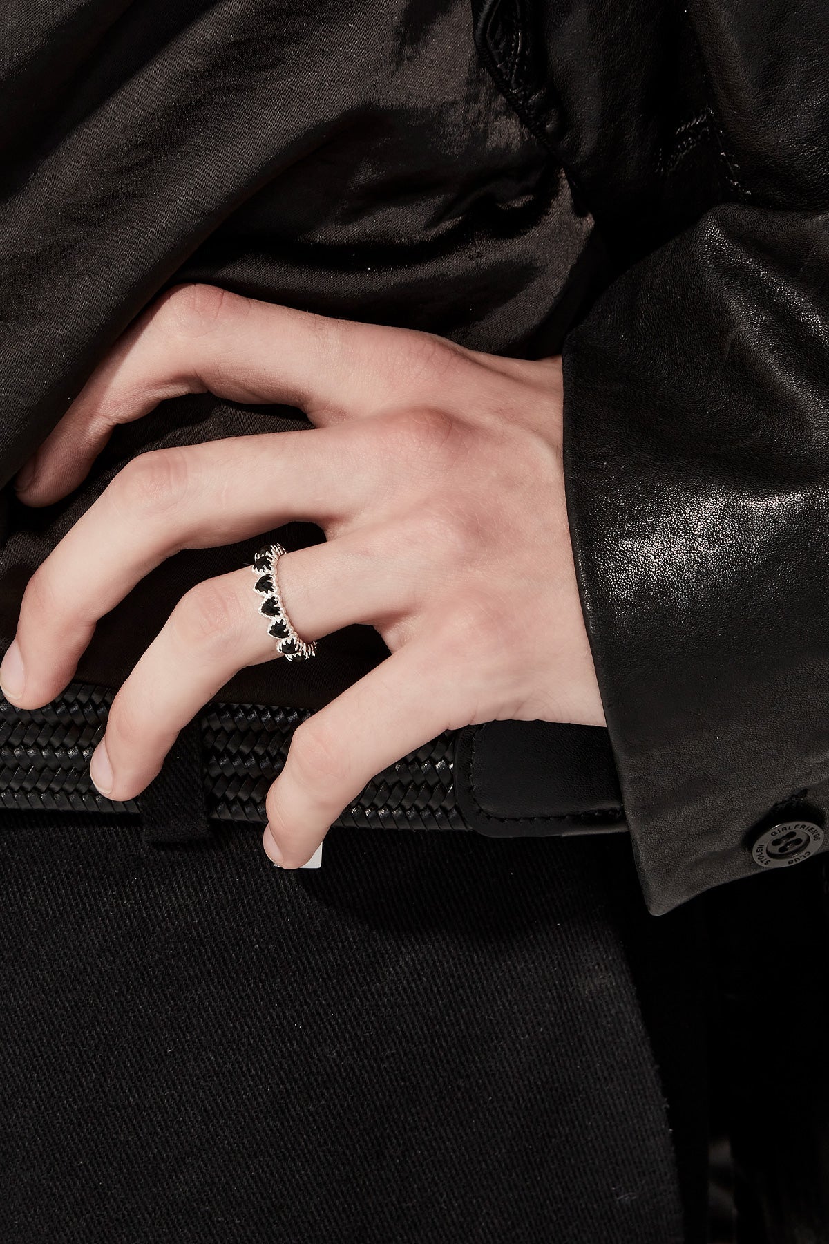 LOVE CLAW ETERNITY RING - Image 7