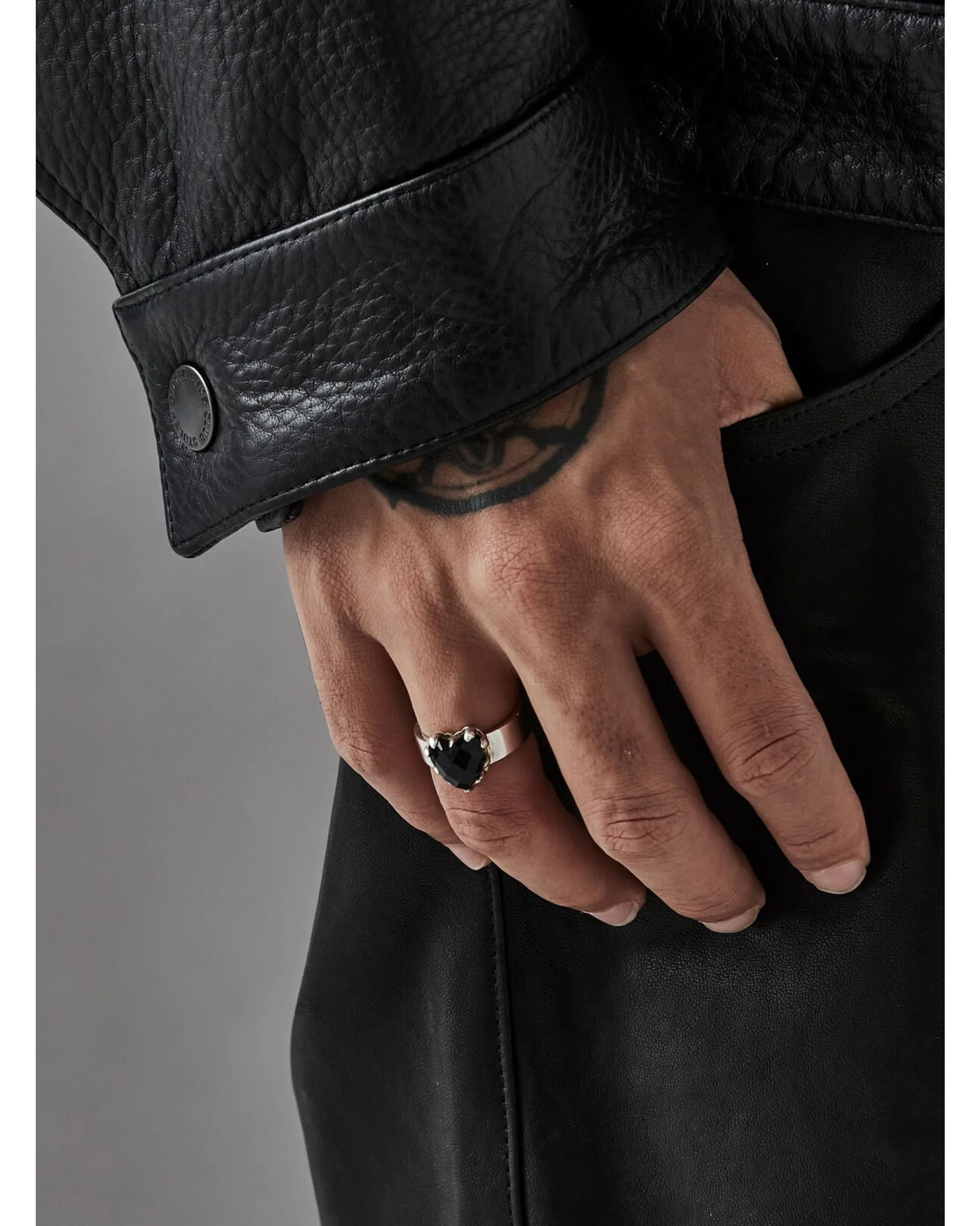 LOVE CLAW RING ONYX - Image 3