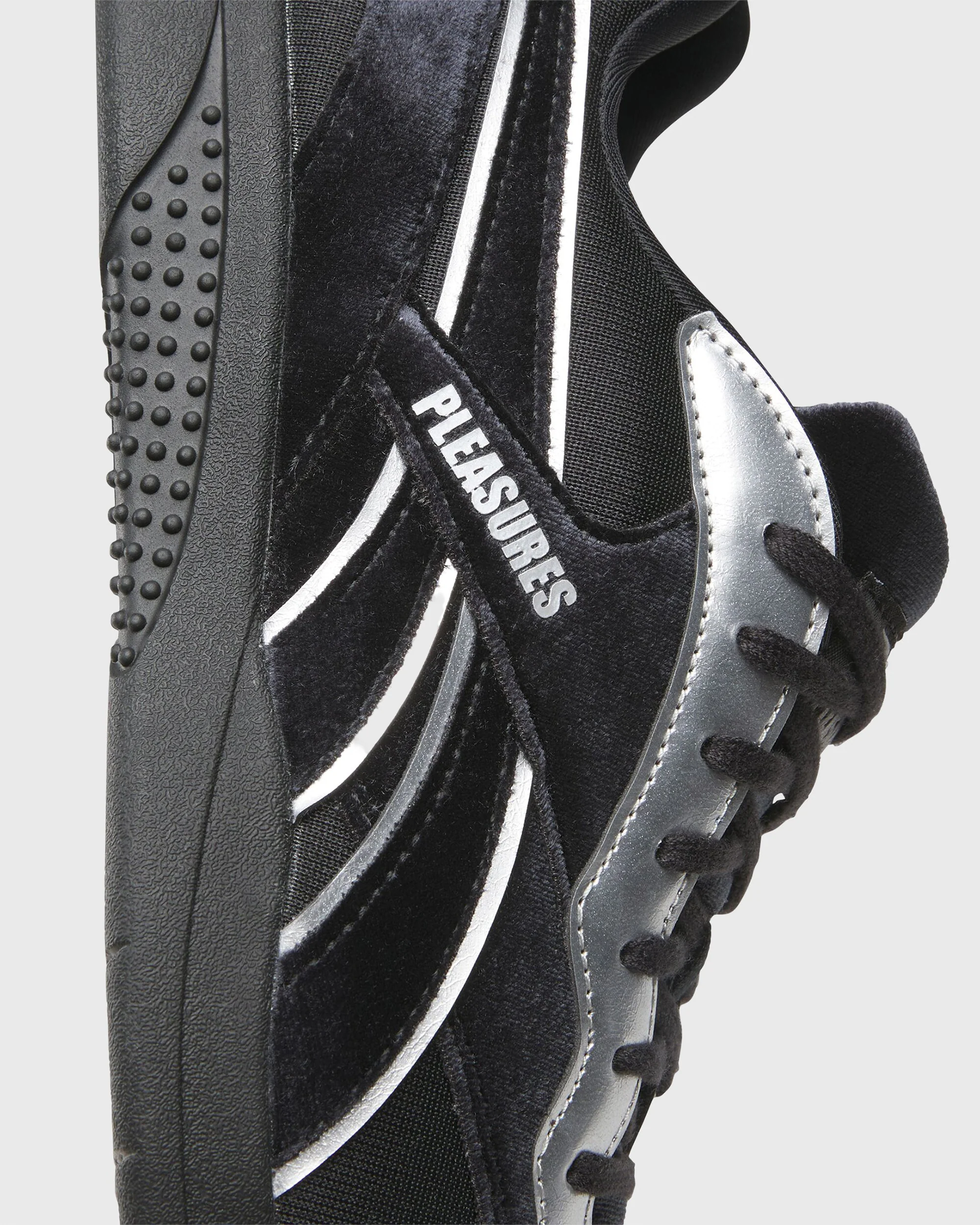 PLEASURES X REEBOK HAMMER STREET (TENNIS) - BLACK/SILVER - Image 4