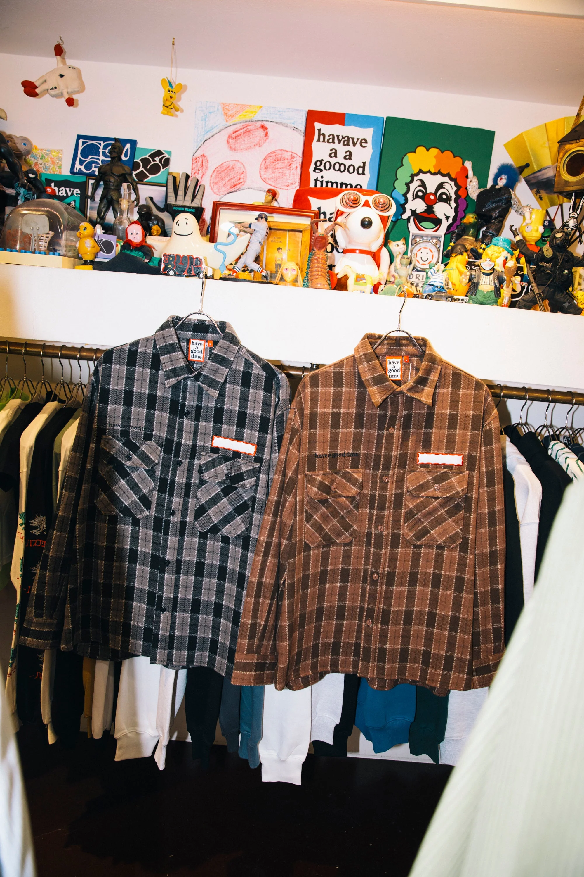 SIDE LOGO SIDE BLANK FRAME SHIRT - BROWN - Image 10